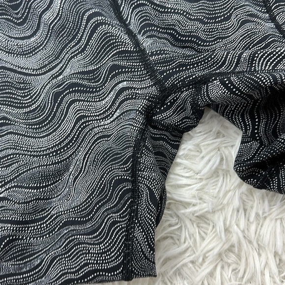 Lululemon In Movement Tight 25" *Everlux - Picture 2 of 5